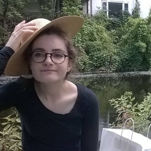 Meet your Posher, Selena - Picture 1 of 1